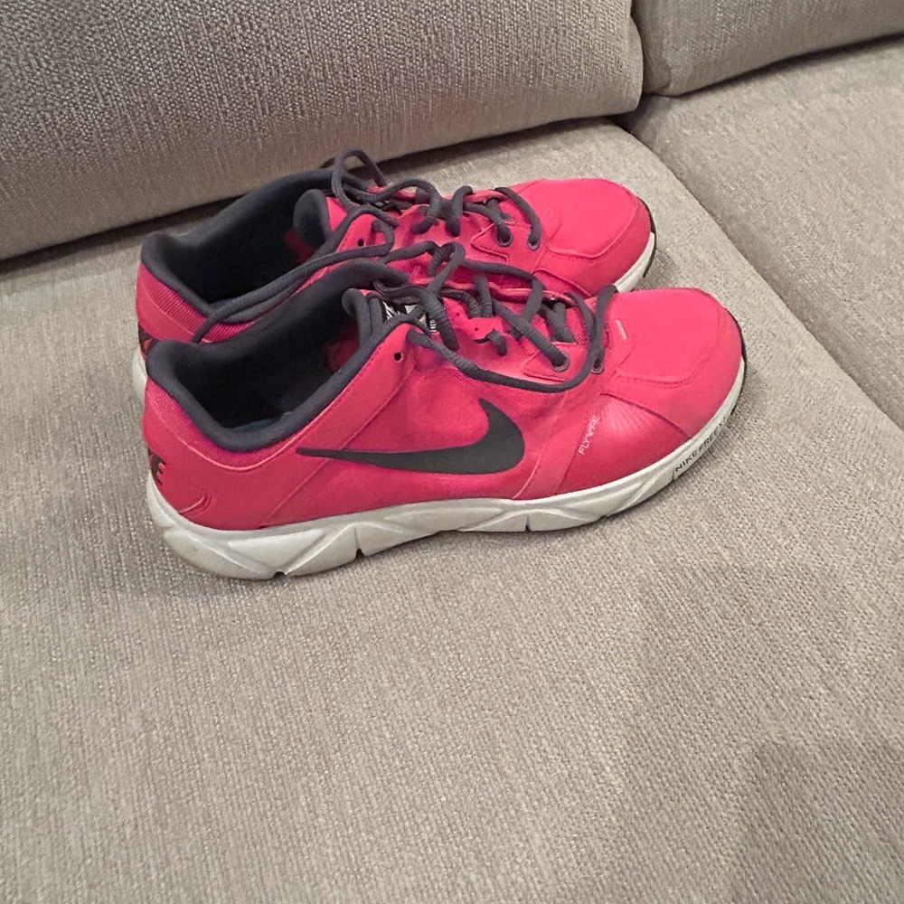 Nike Women's pink Athletic Shoes